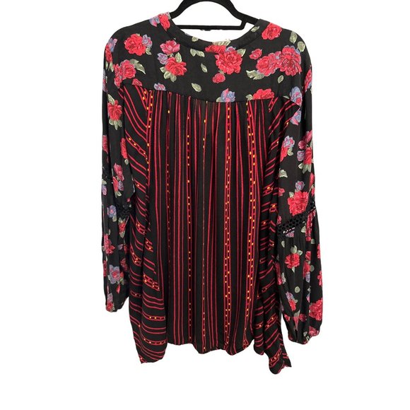 Torrid size 3 black floral crochet insets long sleeve v neck tunic - Picture 4 of 7